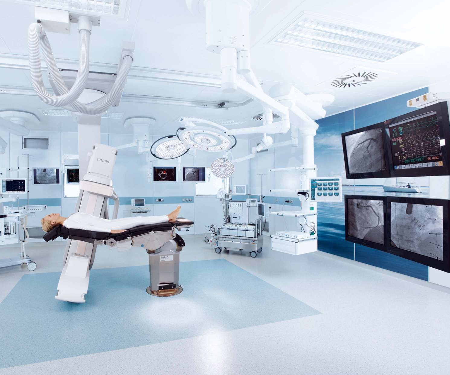 Operating room with a laminar airflow ceiling