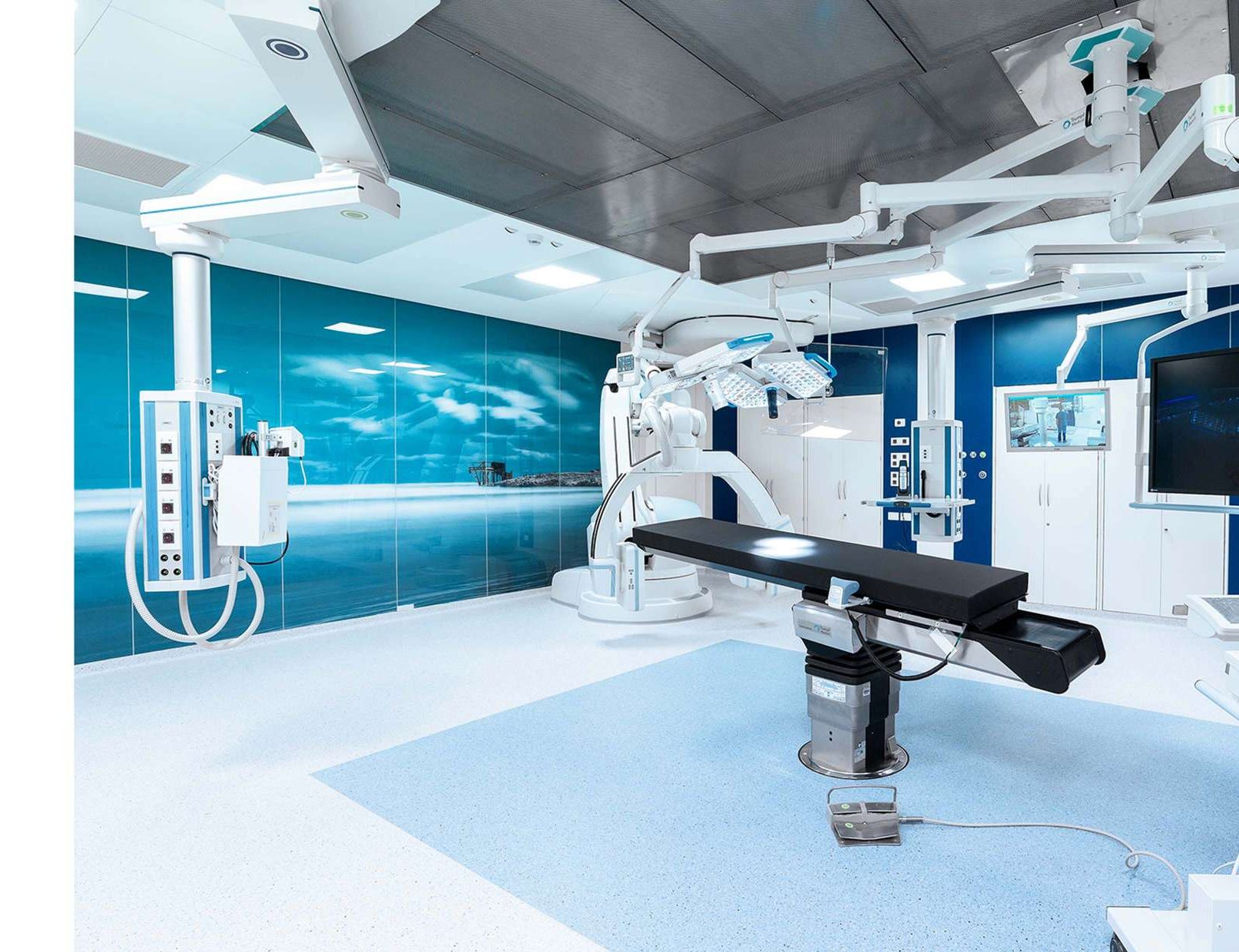 Modular operating theatre with teal wall panels